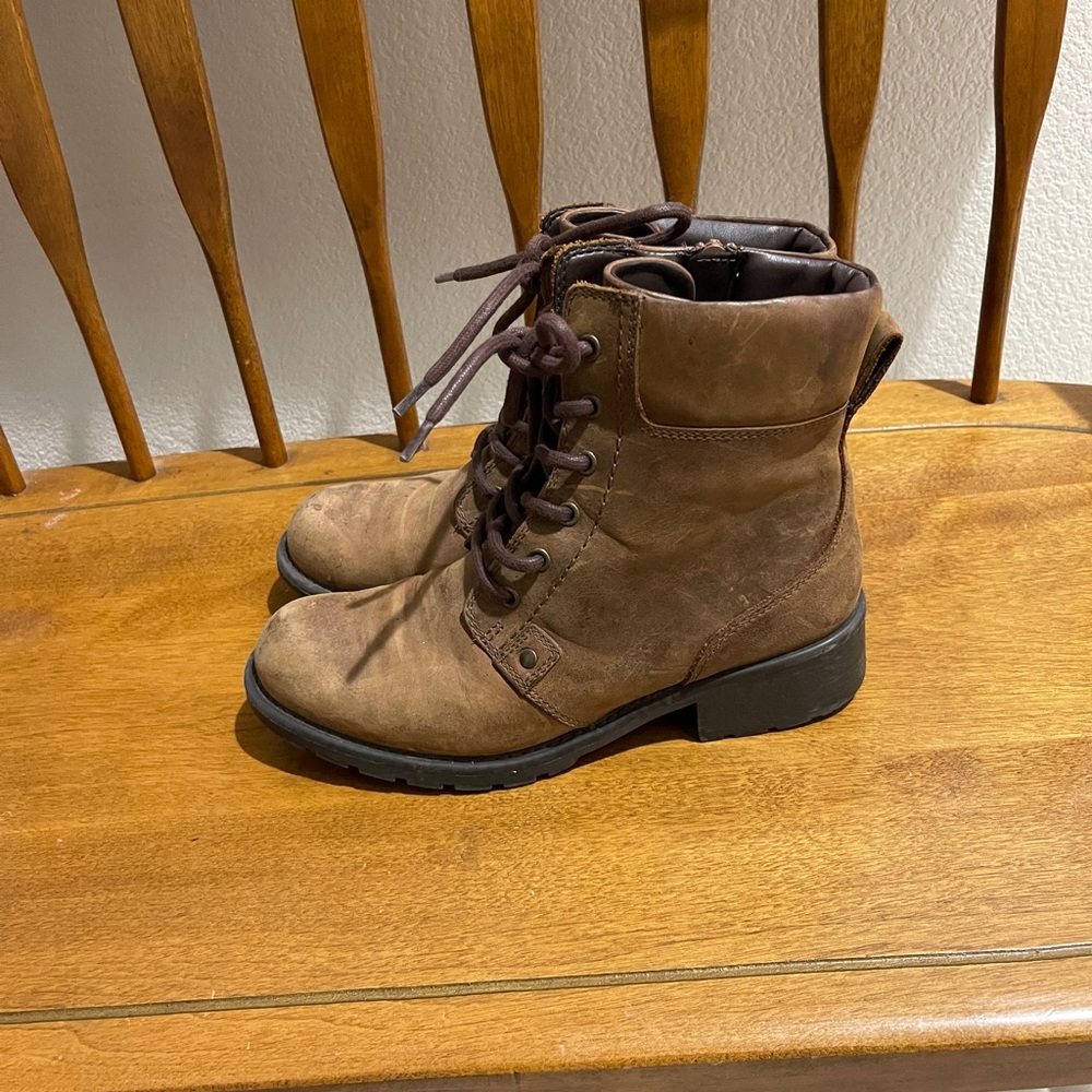 Clarks Women’s genuine leather  boots